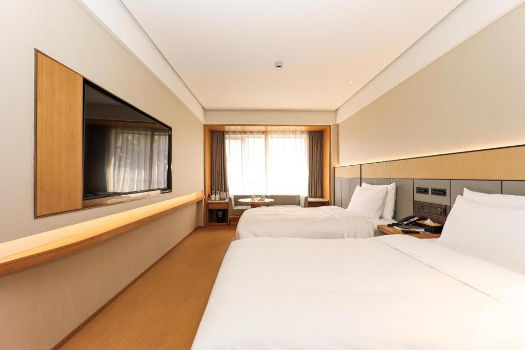 Ji Xujiahui Guanshengyuan Road Hotel 3*